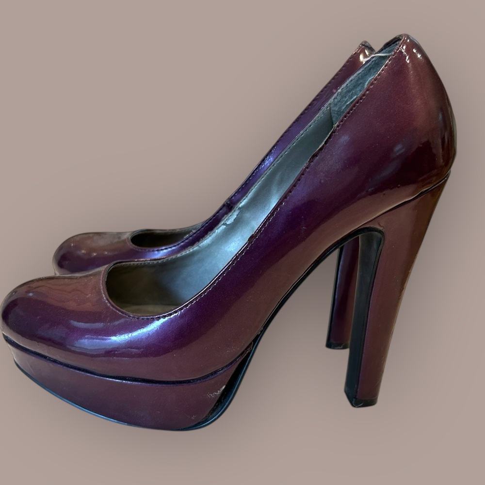 Guess Purple Platform Heeled Pumps with Glossy Patent Leather Finish, Sz 6.5